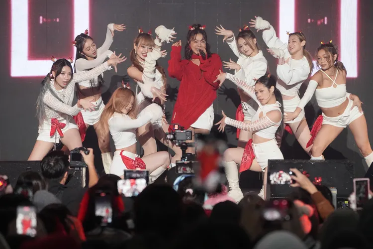 丁噹帶耶誕辣舞裙合體唱跳，全場嗨翻。彭欣偉攝