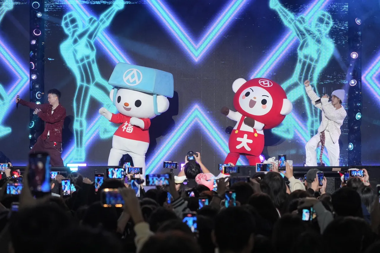 萧秉治（左）和鼓鼓（右）与福利熊和大全熊合跳《射手》。彭欣伟摄