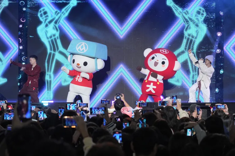 蕭秉治（左）和鼓鼓（右）與福利熊和大全熊合跳《射手》。彭欣偉攝