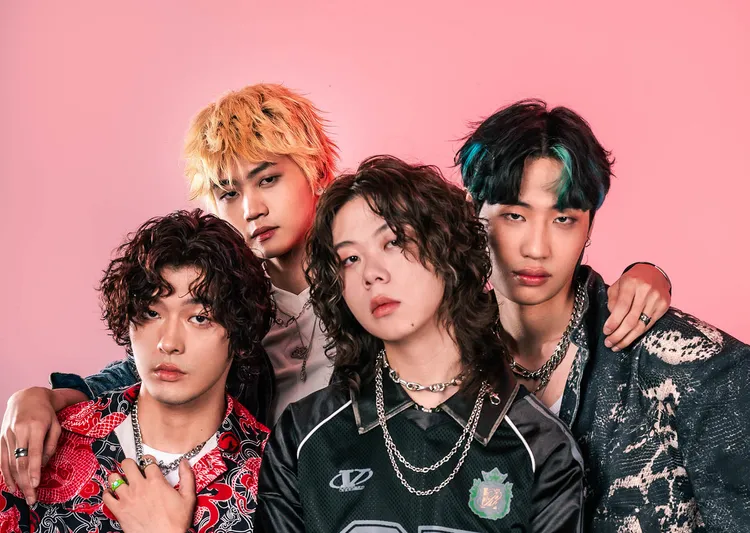 主唱 FAMA、吉他手/詞曲創作、團長小葵,鼓手魏大寶、bass手漢堡４人組成樂團「帕拉斯」。