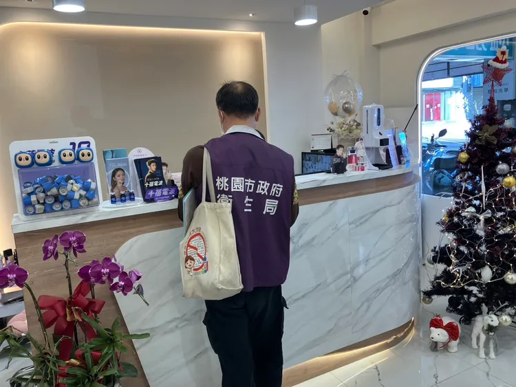 卫生局至群丽诊稽查。桃园市卫生局提供