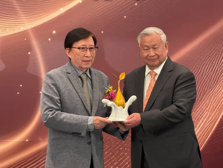 旺宏電子董事長吳敏求（右）獲十九屆潘文淵獎。呂承哲攝