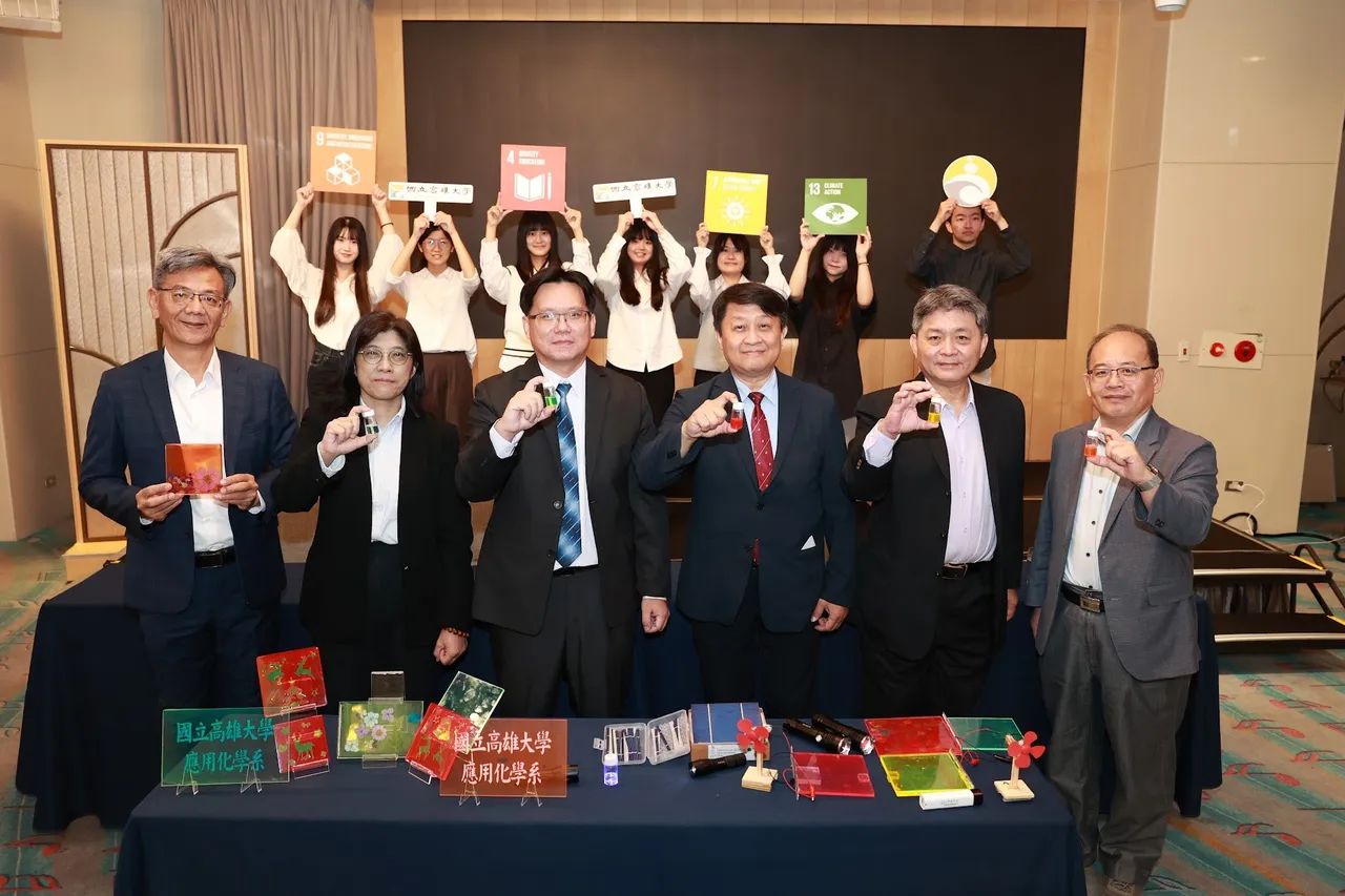 高雄大学应用化学系助理教授陈泓政团队，投入研发「萤光太阳能聚光器技术示范」，让建筑外墙与窗户也具备收集光能、转换电力的潜力。高雄大学提供