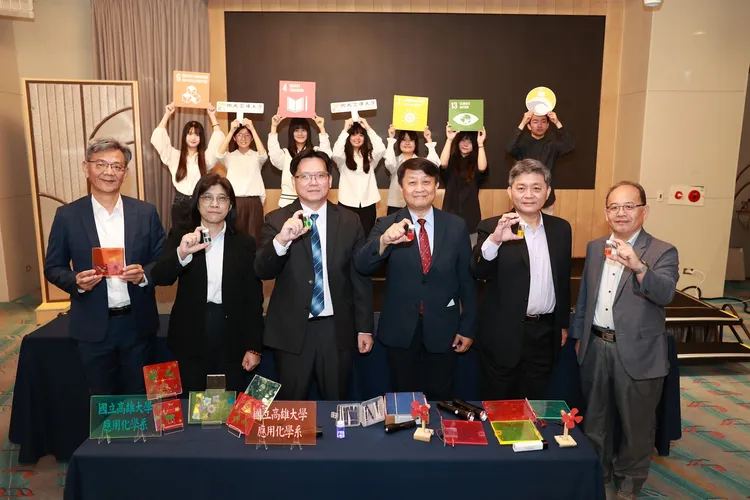 高雄大學應用化學系助理教授陳泓政團隊，投入研發「螢光太陽能聚光器技術示範」，讓建築外牆與窗戶也具備收集光能、轉換電力的潛力。高雄大學提供