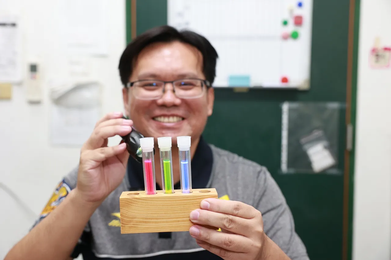 多组萤光材料样品，在紫外光照射下呈现红、绿、蓝等不同颜色的明亮萤光。高雄大学提供