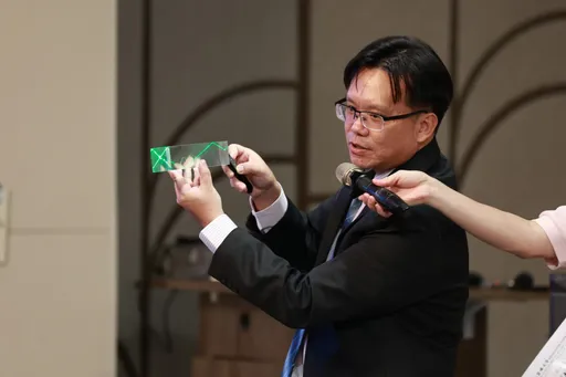 窗户也能发电！把光「转个弯」　高雄大学教授陈泓政研发建材成光电材料
