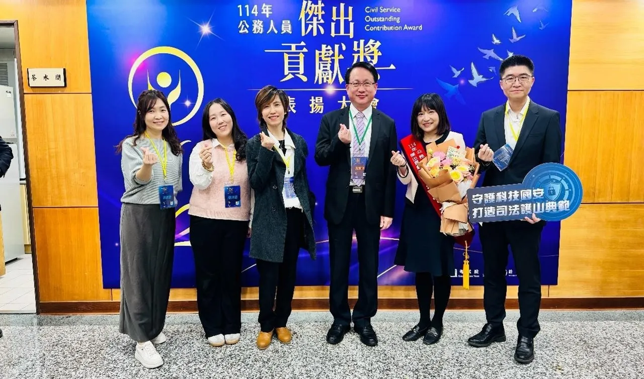 检察长张春晖及检察官严维德、段可芳、陈韵庭、洪若纯、及人事室蒋欣如主任陪同见证荣耀。桥检提供