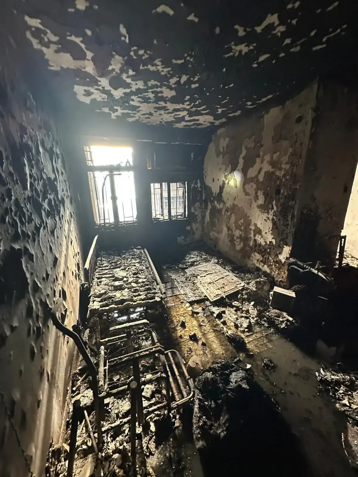 火場內部的家具被燒到只剩下支架與灰燼。翻攝FB/香港警察Hong Kong Police