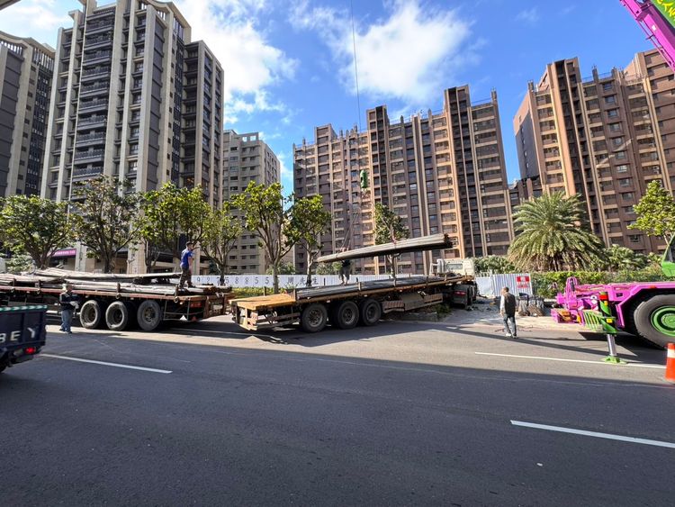 淡水拖板車自撞安全島又撞進人行道 37歲駕駛昏迷送醫