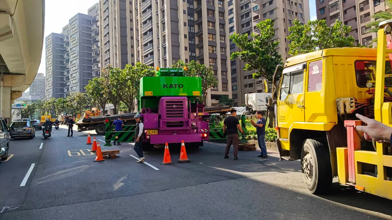 拖吊车到现场排除状况。翻摄画面