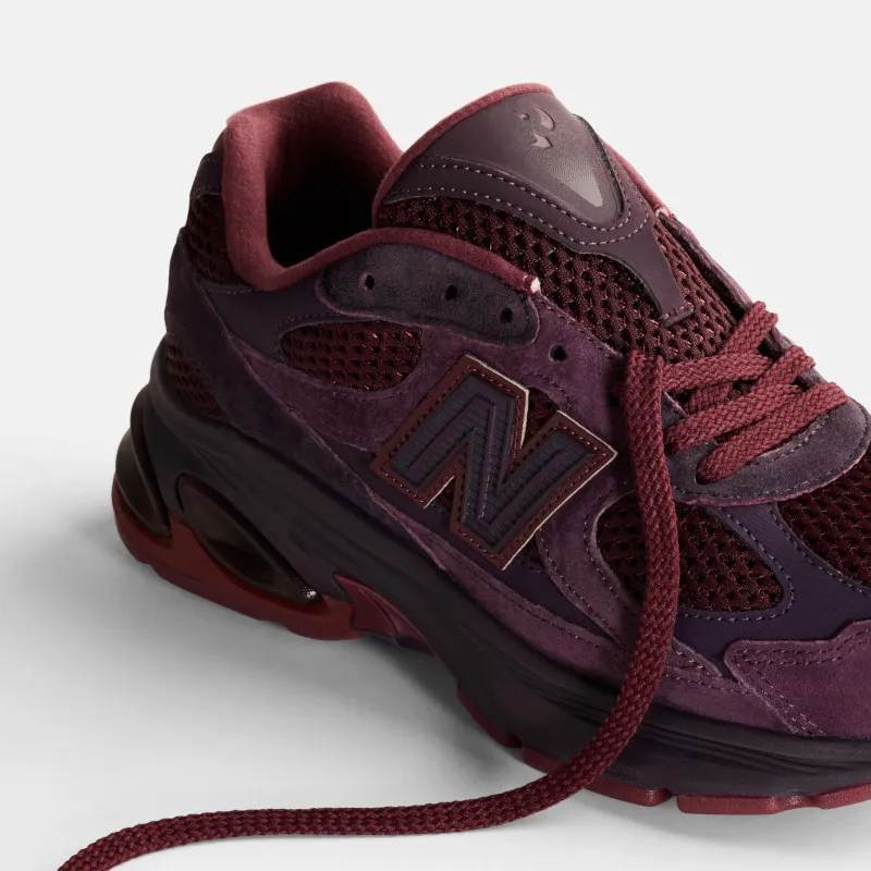 鞋身以交错线条勾勒出更具张力的比例与立体雕塑感。品牌提供