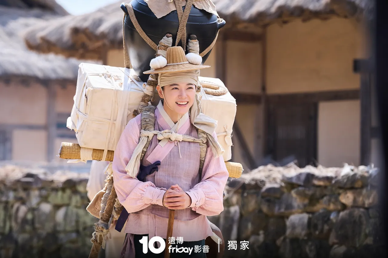 金世正饰演包袱商，装备高达8公斤。friDay影音提供