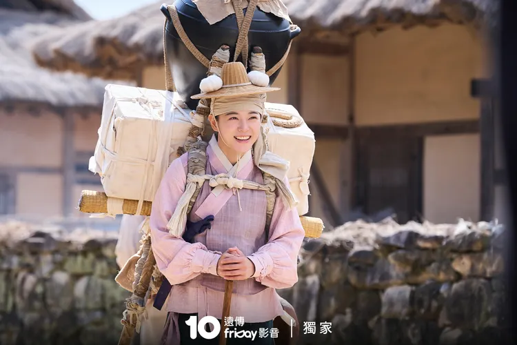 金世正飾演包袱商，裝備高達8公斤。friDay影音提供