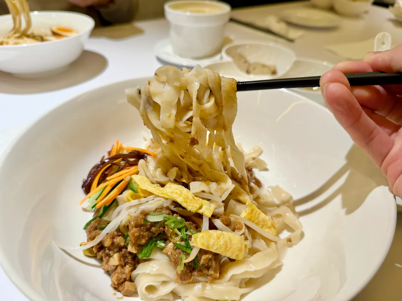 孙面店炸酱面以带有口感的粗卷面条搭配肉酱，上桌时再自行拌入黄瓜丝、蛋丝及木耳等5种配料。庄伟祺摄