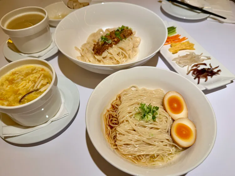 孫麵店主打兩款麵食套餐包含喜相逢招牌的蔥油拌麵（前）等。莊偉祺攝