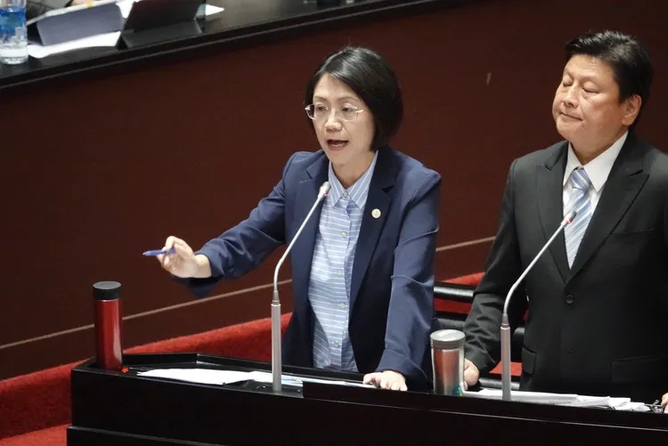 国民党立委翁晓玲(左)。庄宗达摄