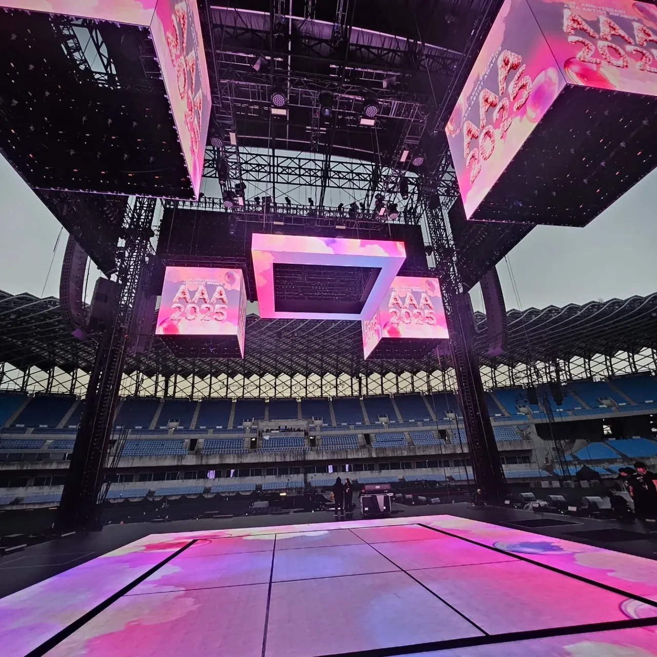 部分媒體指AAA沿用上一場TWICE舞台，或以TWICE同款四面台稱呼，其實去年紅髮艾德在世運開唱就已經使用四面台。翻攝文完植Threads