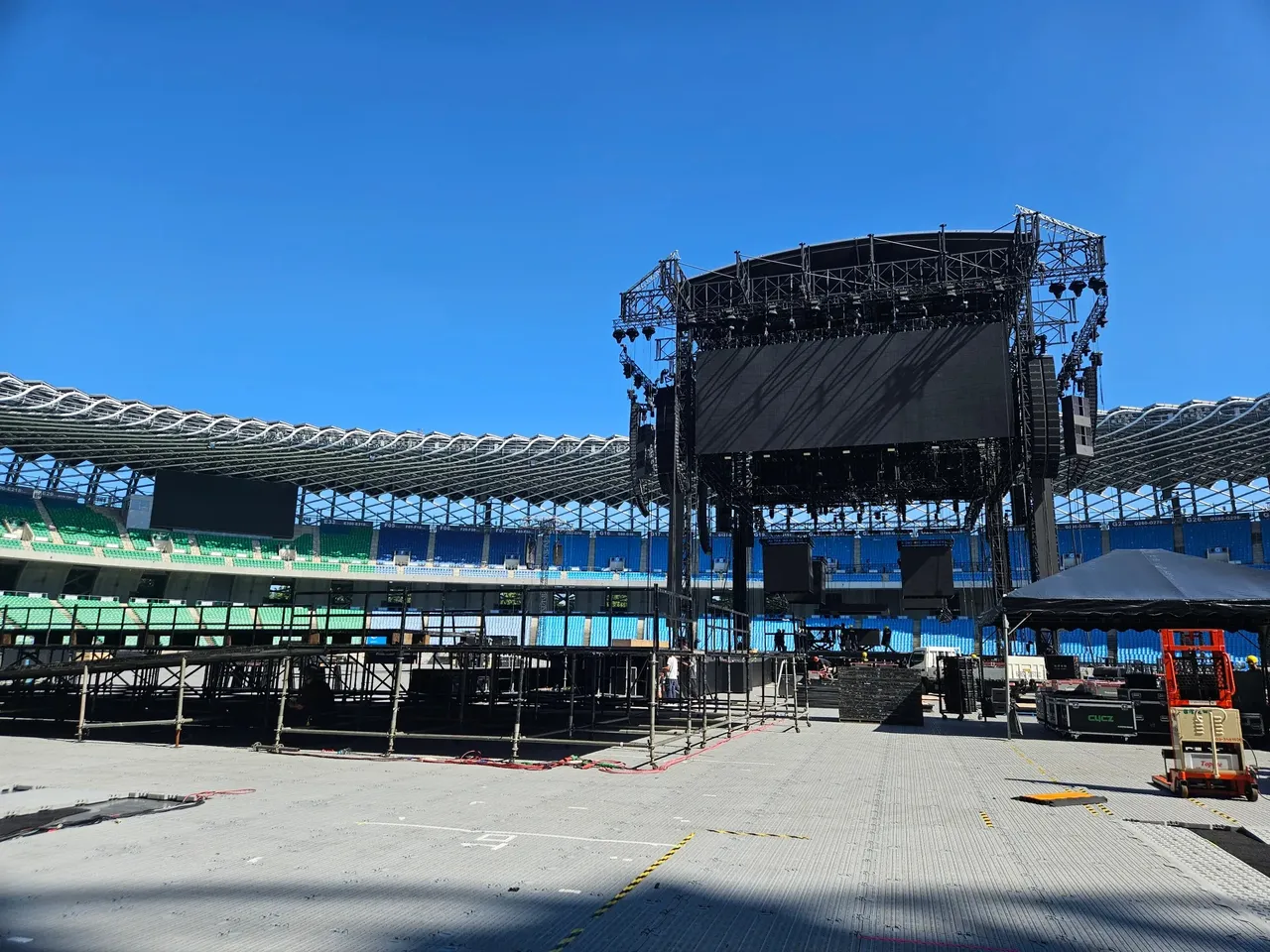 AAA製作人上傳四面台搭建完成照片。翻攝文完植Threads