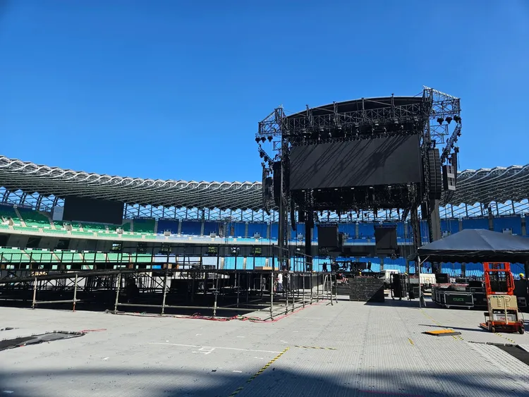 AAA製作人上傳四面台搭建完成照片。翻攝文完植Threads