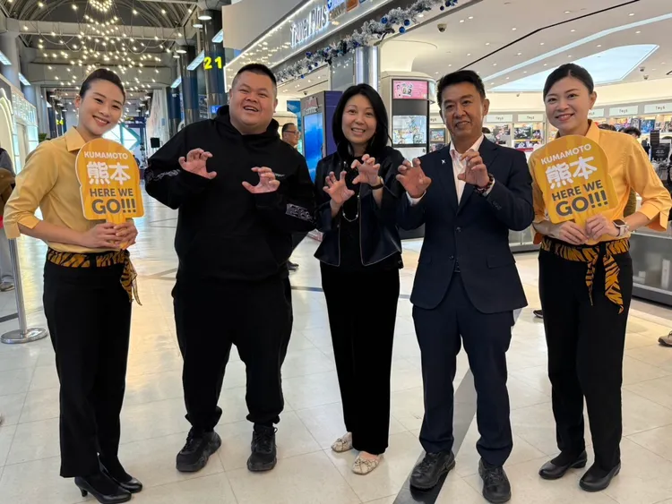 許智傑23日搭乘高雄-熊本首航班機，歡慶熊本首條廉價航空開航。翻攝畫面