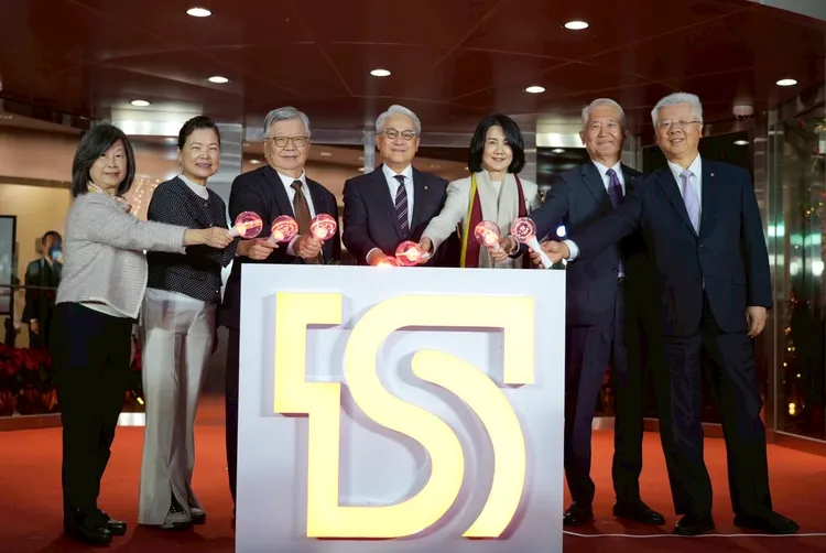 台新新光金控合并后昨首次举行圣诞点灯活动，由董事长吴东亮(图中)及夫人(右三)与财务长赖昭吟(左起)、独立董事王美花、董事郭瑞嵩、魏宝生副董事长(右二)、林维俊总经理(右一)共同点亮「下雪圣诞树」。台新新光金控提供