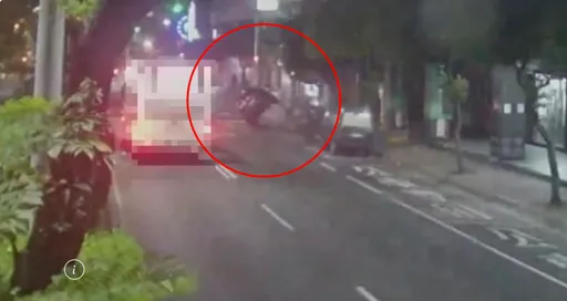 恍神？三重女駕車高速「騎上」路旁整排機車　上演玩命「兩輪開」特技嚇傻用路人