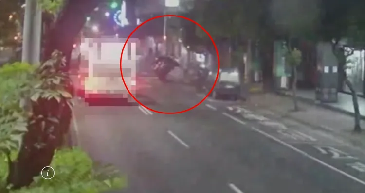 蔡女高速冲撞路边整排机车，整辆车两轮翘起只剩两轮开，吓坏用路人。翻摄画面