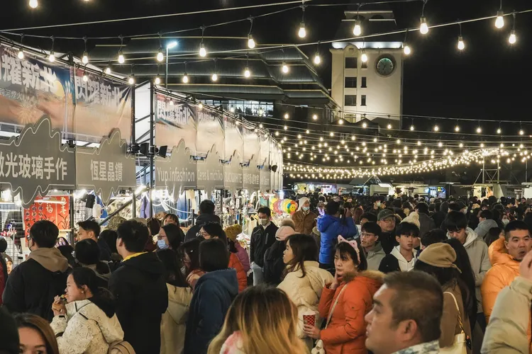 「閃耀新北1314跨河煙火」集結超過50家餐車、市集攤位，當天下午三點起讓民眾在煙火綻放前，一邊漫步河岸、一邊品嚐美食。文化局提供