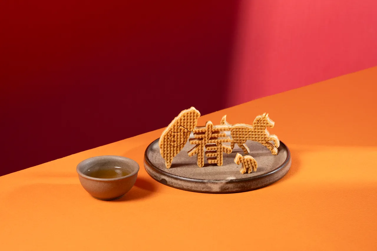 新春限定奔馬切割造型山丘芭娜娜，為節慶增添俏皮喜氣。業者提供