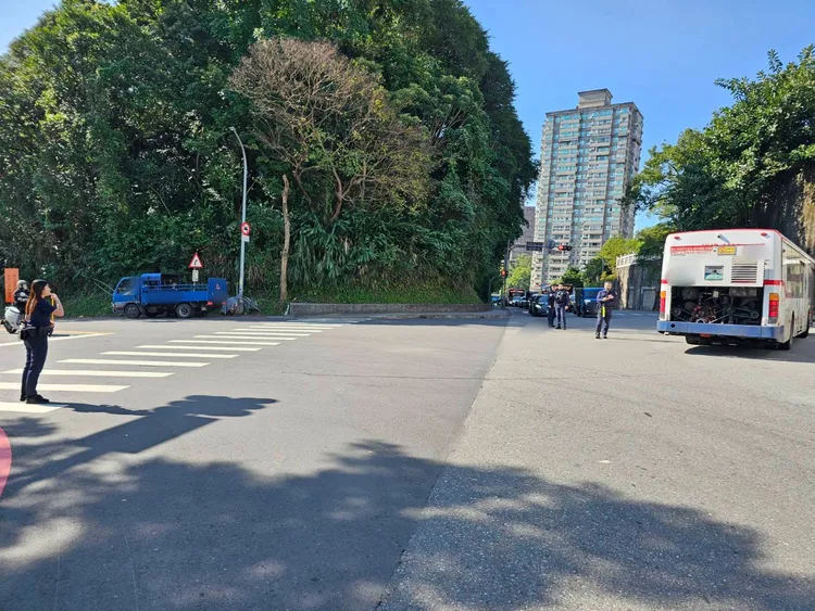 現場還有一部公車拋錨。翻攝畫面