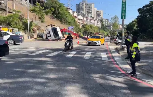 汐止康寧街吊車翻覆+公車拋錨　交通大阻塞！一度單線雙向通行