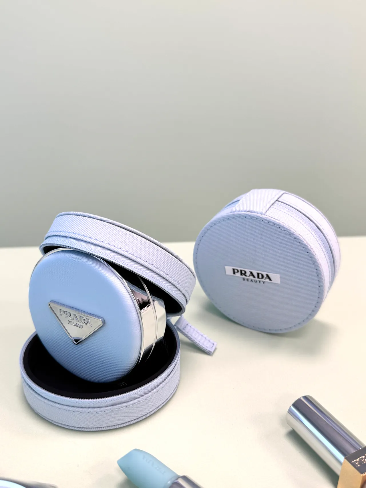 2026年1月1日购入全新莫测蓝尼龙气垫粉饼，或粉蕊任两件满5000元，可获得莫测蓝精品尼龙气垫收纳包。张家玲摄