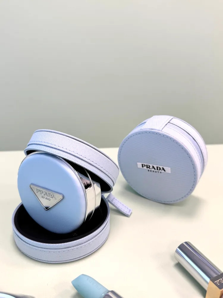 2026年1月1日於百貨通路購入全新莫測藍尼龍氣墊粉餅，或粉蕊任兩件滿5000元，可獲得莫測藍精品尼龍氣墊收納包。張家玲攝