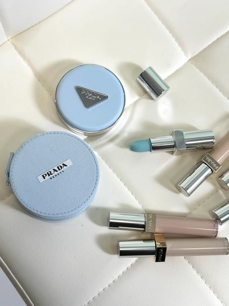 PRADA莫測藍尼龍氣墊粉餅。張家玲攝