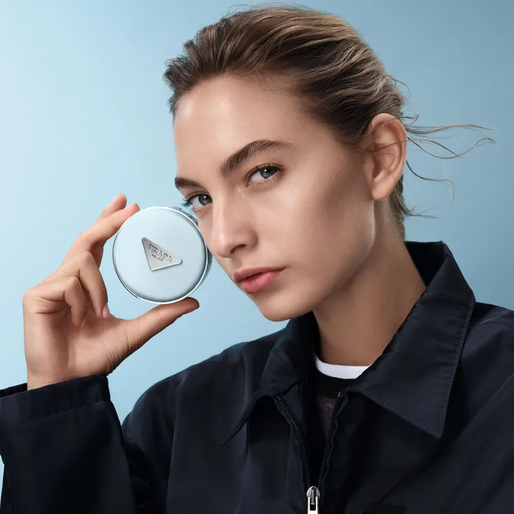 PRADA莫測藍尼龍氣墊粉餅，2850元。品牌提供