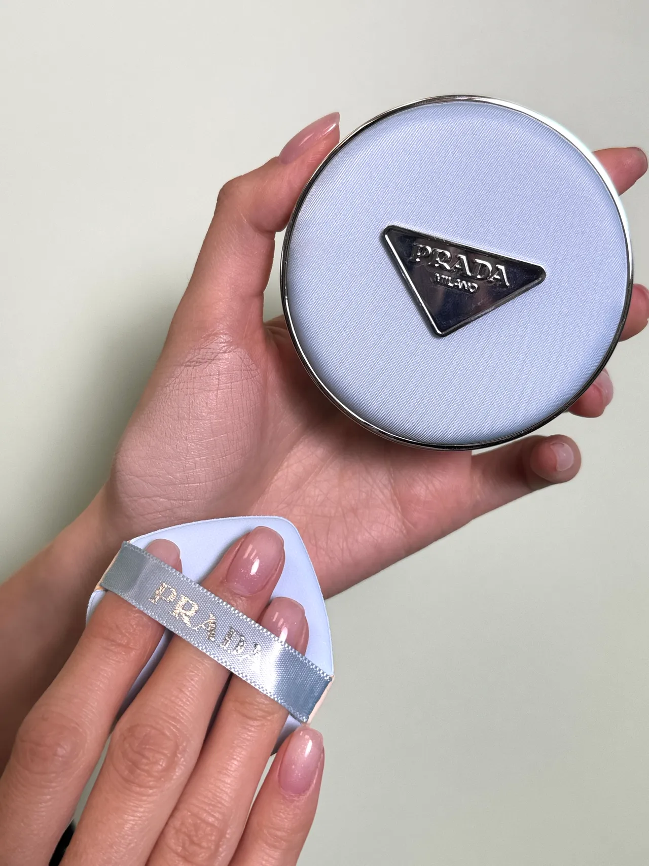 PRADA莫测蓝尼龙气垫粉饼，2850元。张家玲摄