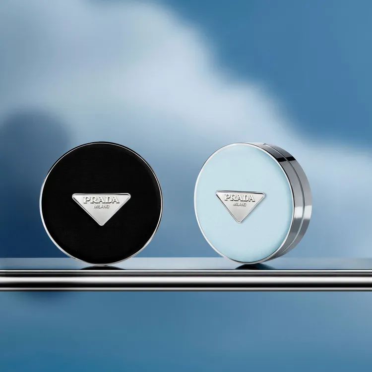 PRADA莫測藍尼龍氣墊粉餅，2850元。品牌提供