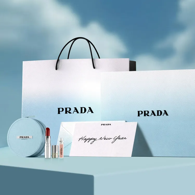 PRADA Beauty莫測藍尼龍氣墊粉餅限定禮盒+禮袋。品牌提供