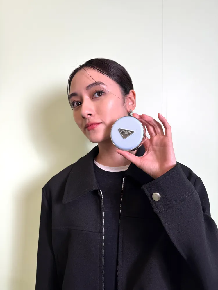 PRADA莫測藍尼龍氣墊粉餅，2850元。張家玲攝