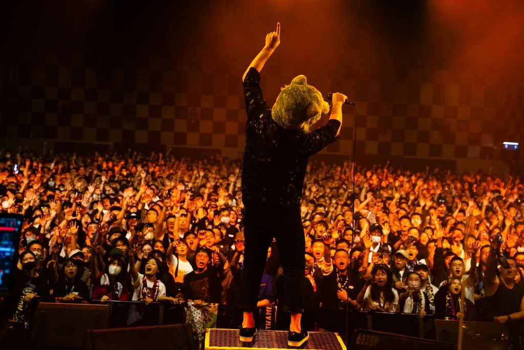 滿場歌迷聚集，親眼見證MAN WITH A MISSION的舞台魅力。華貴娛樂提供