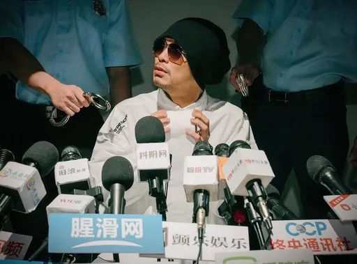 黄明志黑底白字悼念曹西平　被邀歌《丑八怪》来不及唱了