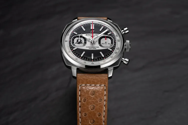 百年靈Top Time B01 Shadow Rider夜影黑駒馬年限量版計時腕錶 ，38mm，精鋼錶殼，黑色錶盤搭配白色計時盤，米色賽車風格小牛皮錶帶，百年靈B01型自製機芯，動力儲存約70小時，防水深度最高（100米），限量288只 ，22萬8888元。品牌提供