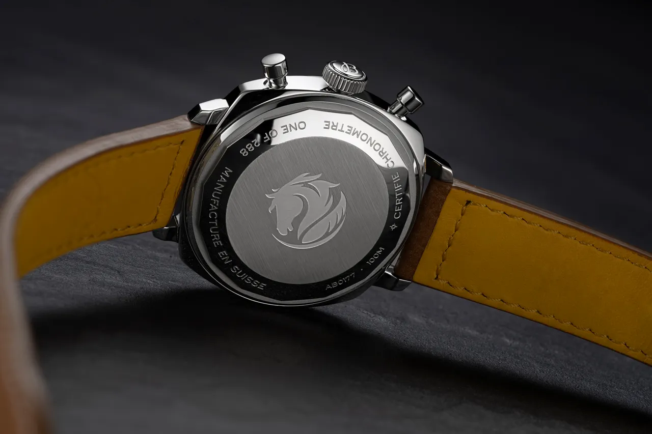錶底蓋刻上「ONE OF 288」與象徵性的駿馬圖騰。品牌提供