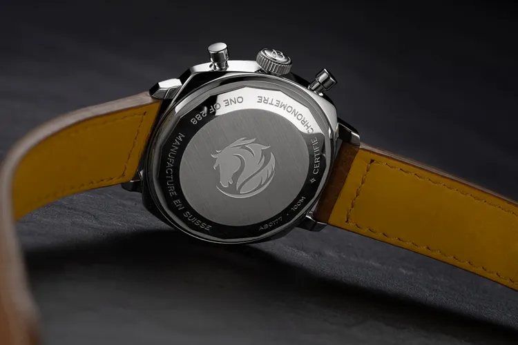 錶底蓋刻上「ONE OF 288」與象徵性的駿馬圖騰。品牌提供