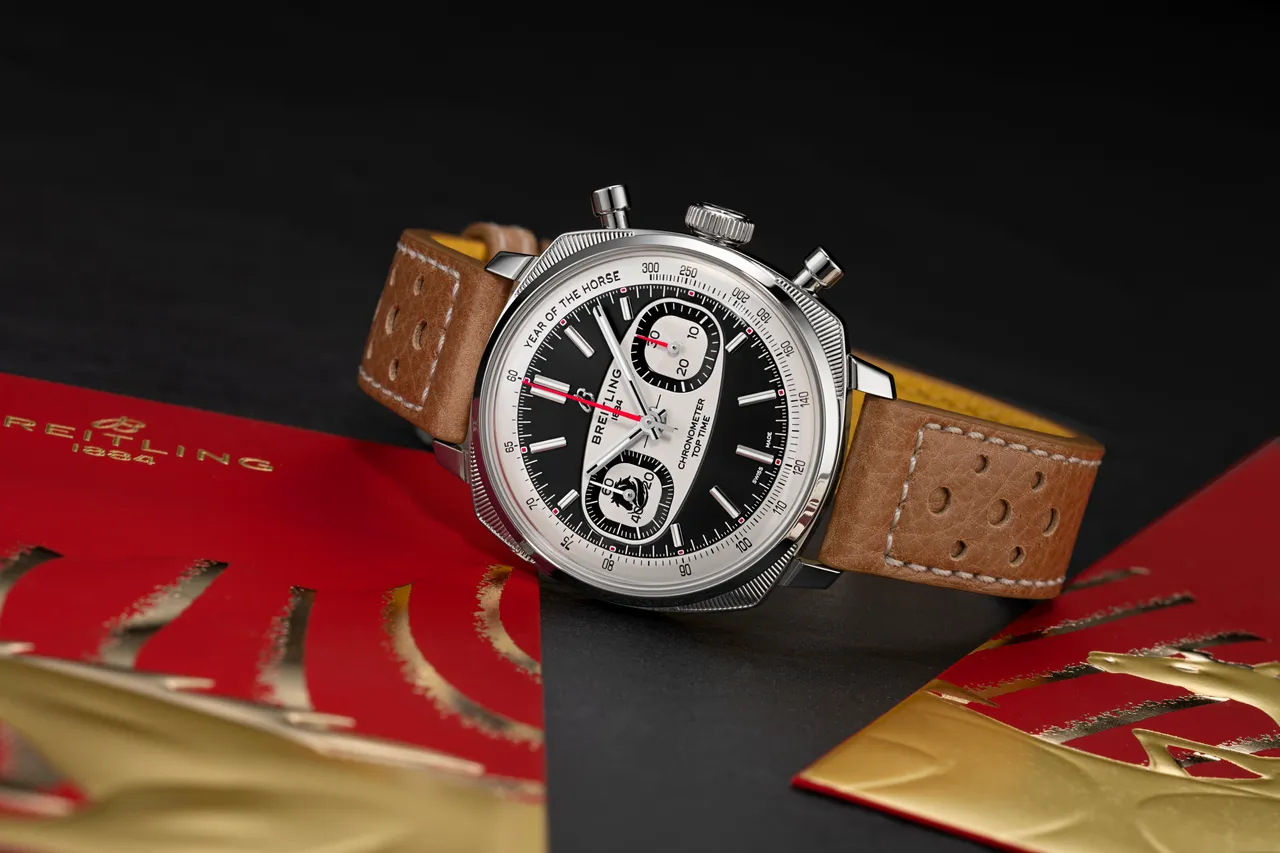 百年靈Top Time B01 Shadow Rider夜影黑駒馬年限量版計時腕錶 ，38mm，精鋼錶殼，黑色錶盤搭配白色計時盤，米色賽車風格小牛皮錶帶，百年靈B01型自製機芯，動力儲存約70小時，防水深度最高（100米），限量288只 ，22萬8888元。品牌提供