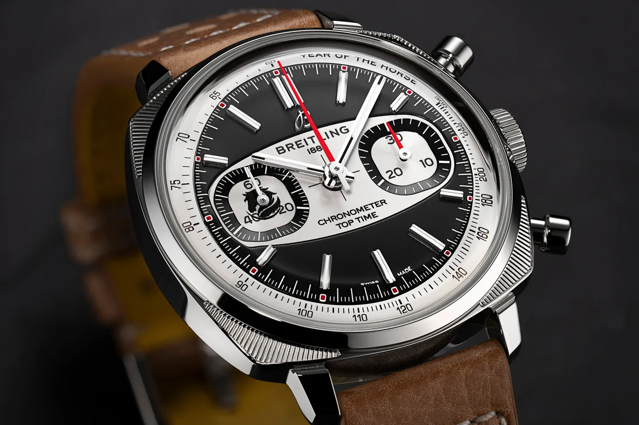 黑色錶盤中央的橢圓圖騰源自品牌歷史檔案中的經典儀表元素。品牌提供