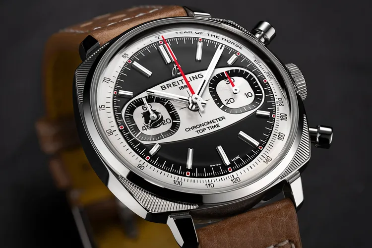 黑色錶盤中央的橢圓圖騰源自品牌歷史檔案中的經典儀表元素。品牌提供