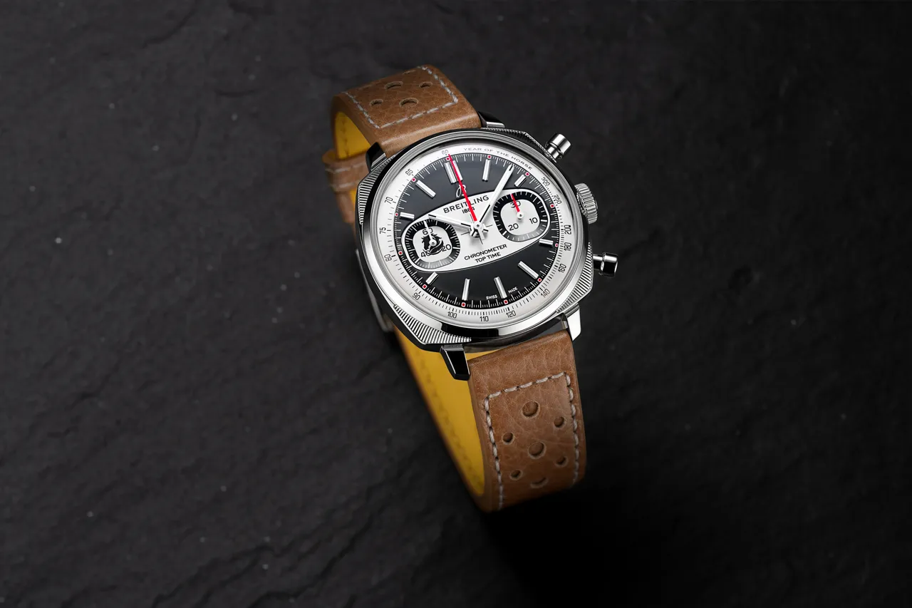 百年靈Top Time B01 Shadow Rider夜影黑駒馬年限量版計時腕錶 ，38mm，精鋼錶殼，黑色錶盤搭配白色計時盤，米色賽車風格小牛皮錶帶，百年靈B01型自製機芯，動力儲存約70小時，防水深度最高（100米），限量288只 ，22萬8888元。品牌提供