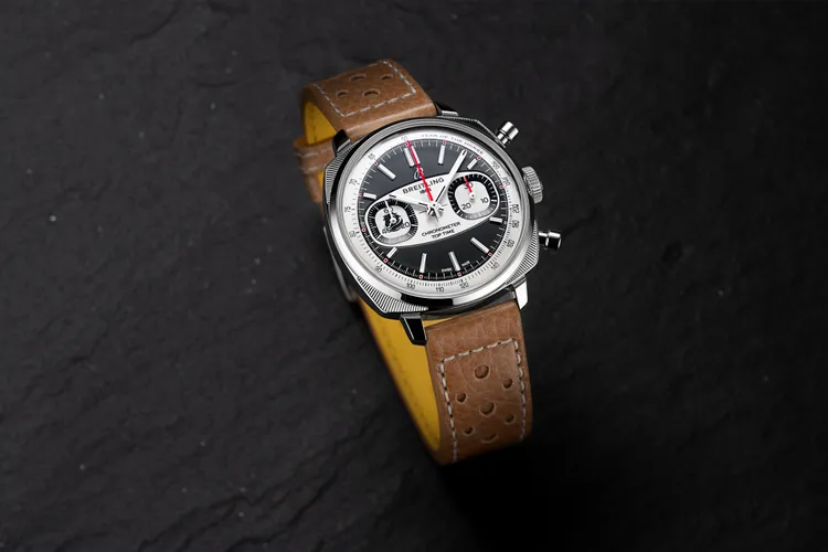 百年靈Top Time B01 Shadow Rider夜影黑駒馬年限量版計時腕錶 ，38mm，精鋼錶殼，黑色錶盤搭配白色計時盤，米色賽車風格小牛皮錶帶，百年靈B01型自製機芯，動力儲存約70小時，防水深度最高（100米），限量288只 ，22萬8888元。品牌提供