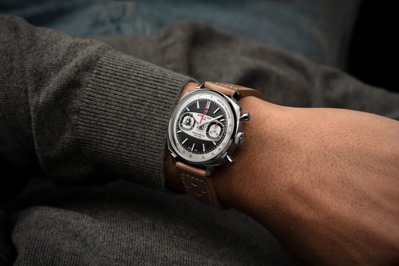 百年靈Top Time B01 Shadow Rider夜影黑駒馬年限量版計時腕錶 ，38mm，精鋼錶殼，黑色錶盤搭配白色計時盤，米色賽車風格小牛皮錶帶，百年靈B01型自製機芯，動力儲存約70小時，防水深度最高（100米），限量288只 ，22萬8888元。品牌提供